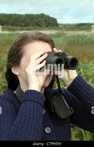 Mädchen-Vogelbeobachtung; Marazion; Cornwall; UK Stockfoto