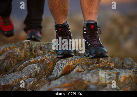 Nahaufnahme von Wanderschuhen auf Berg Stockfoto