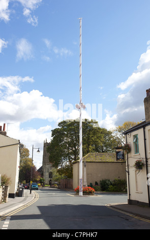 Der Maibaum im Dorf Barwick in Elmet. in der Nähe von Leeds, West Yorkshire, Großbritannien. Der Maibaum ist einige 90 Fuß hoch Stockfoto