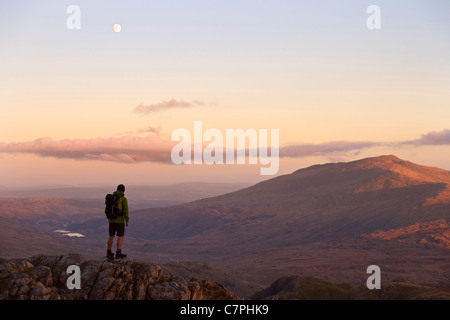 Mann, Blick auf die Berge zu bewundern Stockfoto