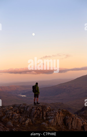 Mann, Blick auf die Berge zu bewundern Stockfoto