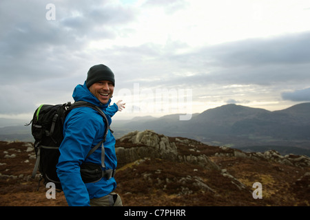 Wandern Mann bewundern Bergblick Stockfoto