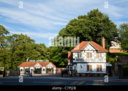 Eingang zur Mutter Shipton Höhle in Knaresborough, North Yorkshire. Stockfoto