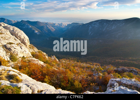 Blick vom Gipfel des Velebit-Gebirges (Bujma) auf die Canyon Paklenica. Kroatien. Stockfoto