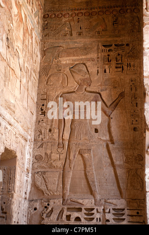 Der Pharao Ramses III mit Khepresh und Schlüssel des Lebens. Medinet Habu Tempel, Luxor, Ägypten Stockfoto