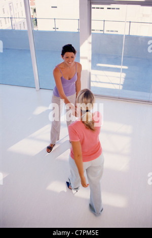 Geschäftsfrauen Händeschütteln im Büro Stockfoto