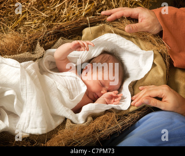 20 Tage alten Baby schläft in einer Weihnachtskrippe Krippe Stockfoto