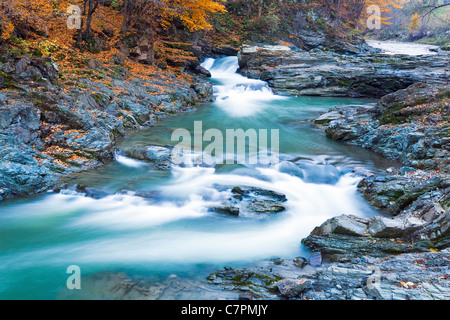 Wasserfälle am steinigen Bach durch Herbst Bergwald Stockfoto