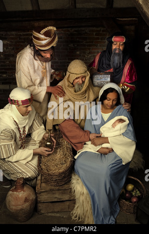 Lebende Krippe Weihnachten nachgestellt in eine mittelalterliche Scheune (das Baby ist eine Puppe) Stockfoto