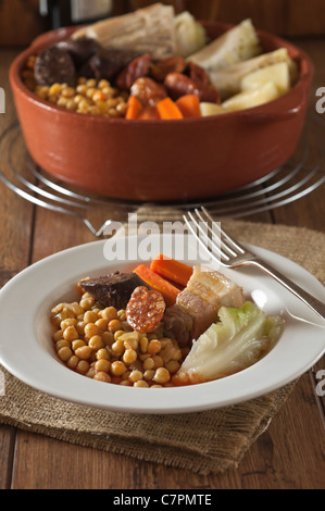 Cocido Espanol. Spanische Fleisch- und Gemüseeintopf Stockfoto