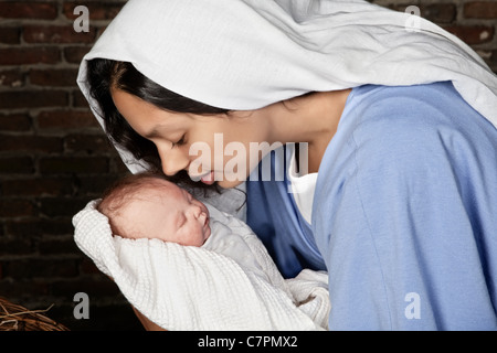 Lebende Krippe Weihnachten nachgestellt in eine mittelalterliche Scheune (das Baby ist eine Puppe) Stockfoto