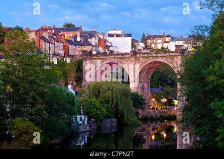 Eisenbahnviadukt über den Fluß Nidd in Knaresborough, North Yorkshire. Stockfoto