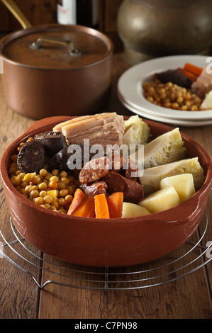 Cocido Espanol. Spanische Fleisch- und Gemüseeintopf Stockfoto