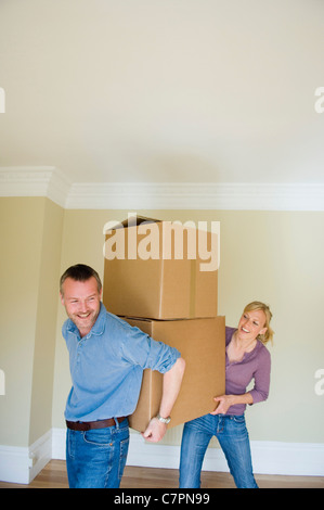 Paar Kartons tragen Stockfoto