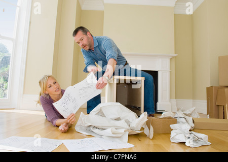 Paar Gebäude Schrank im neuen Zuhause Stockfoto