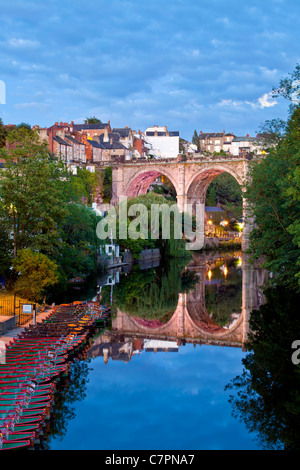 Eisenbahnviadukt über den Fluß Nidd in Knaresborough, North Yorkshire. Stockfoto