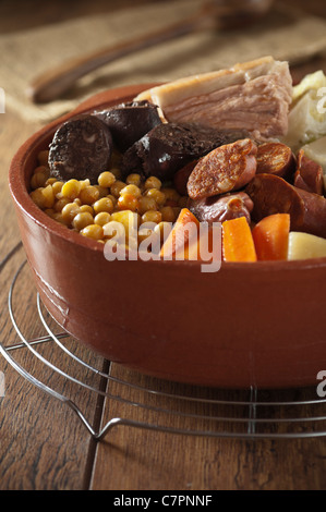 Cocido Espanol. Spanische Fleisch- und Gemüseeintopf Stockfoto