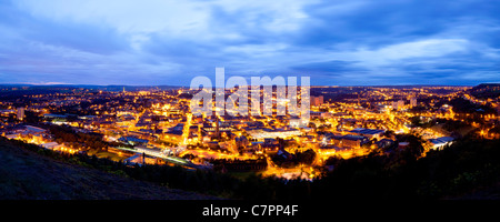 Nachtansicht von Halifax aus Beacon Hill, West Yorkshire. Stockfoto