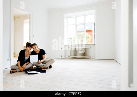 Paar lesen Papiere im neuen Zuhause Stockfoto