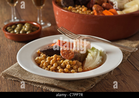 Cocido Espanol. Spanische Fleisch- und Gemüseeintopf Stockfoto