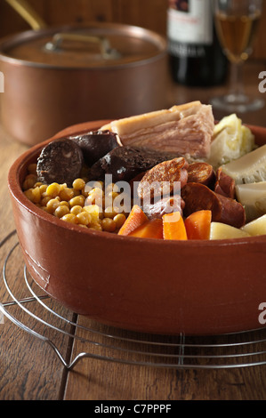 Cocido Espanol. Spanische Fleisch- und Gemüseeintopf Stockfoto