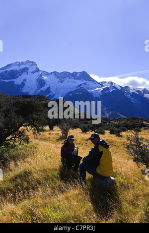 zwei Wanderer nehmen eine Ruhepause am Mt. Cook in Neuseeland Stockfoto