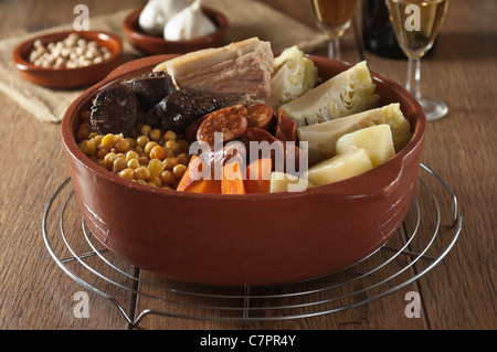 Cocido Espanol. Spanische Fleisch- und Gemüseeintopf Stockfoto