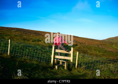 Frau Hill Walker auf Cave Hill klettern über Stil Stockfoto