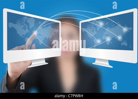 Asien-Geschäft Dame treibt Menschen soziale Netzwerk auf Monitor. Stockfoto