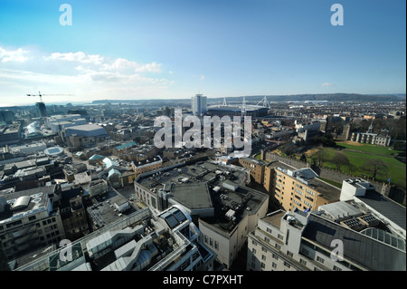 Einen erhöhten Blick auf der walisischen Cardiff mit dem Schloss (rechts) und das Millennium Stadium (wieder hinten) S. Wales UK Stockfoto