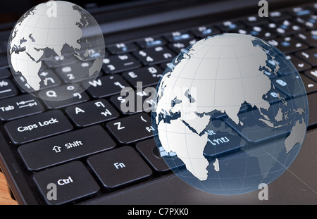 Globus auf Laptop-Tastatur. Stockfoto
