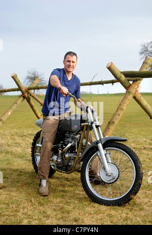 Motorrad-Studien-Fahrer Steve Colley im Carswell Golf Club, Oxfordshire Neuerstellung McQueens berühmten Sprung von der großen Es Stockfoto