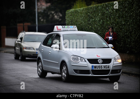 Ein fahrendes Auto Schule Lehrer in einem in der Regel Vorort Straße in England UK Stockfoto