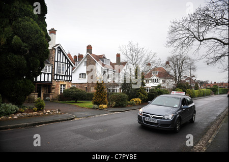 Einem Vorort Straße in England UK mit charakteristischen Häuser "Mock Tudor" Stockfoto