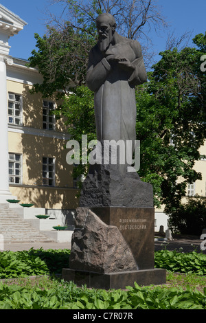 Denkmal des russischen Schriftstellers Fyodor Dostoyevsky (1821-1881) außerhalb Mariinsky-Krankenhaus, wo er, in Moskau, Russland geboren wurde Stockfoto