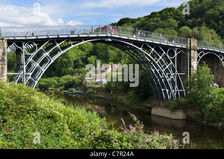 Das berühmte eiserne Brücke überspannt den Fluss Severn in der historischen Stadt von Ironbridge, Shropshire, England, UK Stockfoto