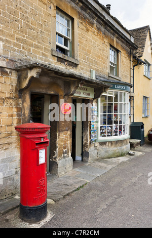 Postamt und Lebensmittel lagern im Zentrum des malerischen Dorf Lacock, in der Nähe von Chippenham, Wiltshire, England, UK Stockfoto