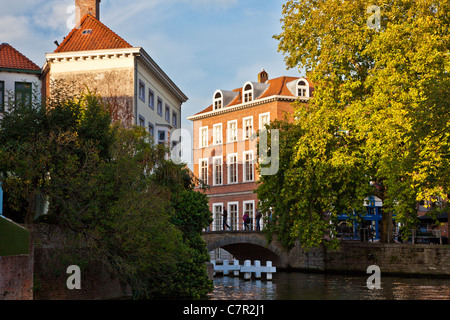 Kanal und Brücke in Brügge, Belgien aus dem Groene Rei oder grüne Bank Stockfoto