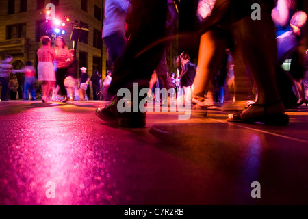 Einem Flachschuss von der Tanzfläche mit Menschen unter den bunten Lichtern tanzen Stockfoto