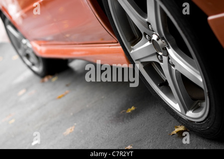 Eine Nahaufnahme der benutzerdefinierten Felgen auf einen modernen Sportwagen mit viel Exemplar. Geringe Schärfentiefe. Stockfoto