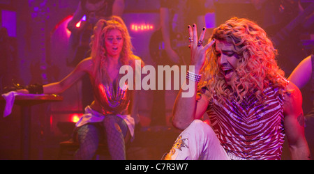 "Rock of Ages, The Musical" im Shaftesbury Theatre ausgeführt. Shayne Ward, rechts. Stockfoto