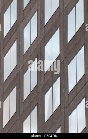 Fenster eines Bürogebäudes Stockfoto