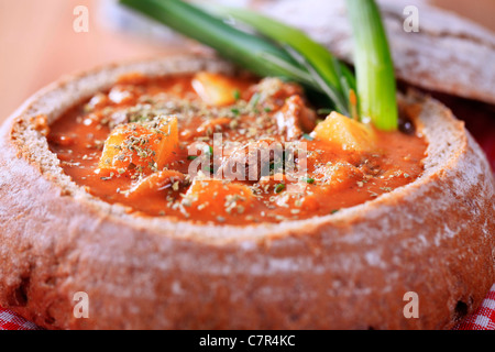 Gulasch serviert in einer Brotschale - detail Stockfoto