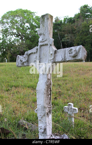 Gräber auf dem französischen Friedhof der alten Panamakanalzone. Stockfoto