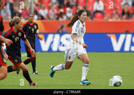 Japan-Team-Kapitän Homare Sawa Angriffe gegen Mexiko während ein FIFA Women World Cup Gruppe B Match 1. Juli 2011. Stockfoto