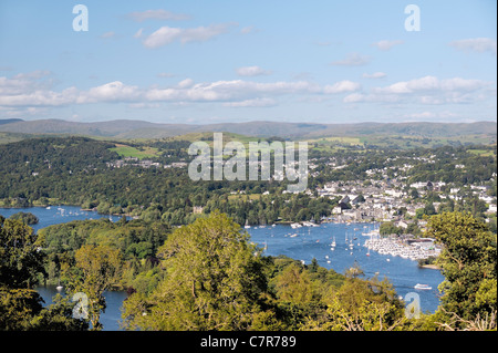 Windermere. Nationalpark Lake District, Cumbria, England. N.E. über Belle Isle, Bowness auf Windermere von oben weit Sawrey Stockfoto