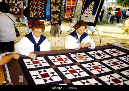 Quiltmakers arbeiten 1995 beim jährlichen Pennsylvania Dutch Folk Festival zusammen. Kutztown, Pennsylvania Stockfoto