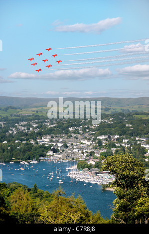 Rote Pfeile Royal Air Force Aerobatic Team fliegen ihre Diamant neun Marke Bildung über Bowness. Windermere Air Festival, UK Stockfoto