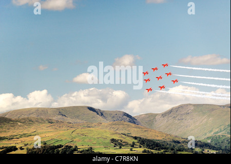 Red Arrows RAF Aerobatic Team fliegen ihre Diamant neun Marke Bildung über die Troutbeck Fells. Windermere Air Festival, UK Stockfoto