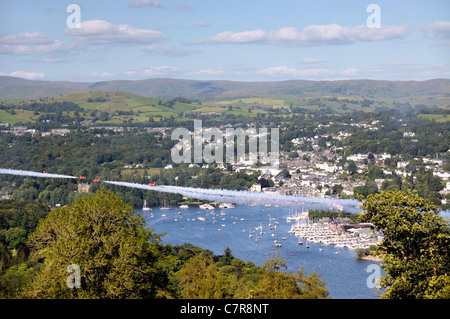Rote Pfeile Kunstflugstaffel der Royal Air Force. Enge Durchgänge mit Geschwindigkeit über Bowness während Windermere Air Festival, Cumbria, UK Stockfoto